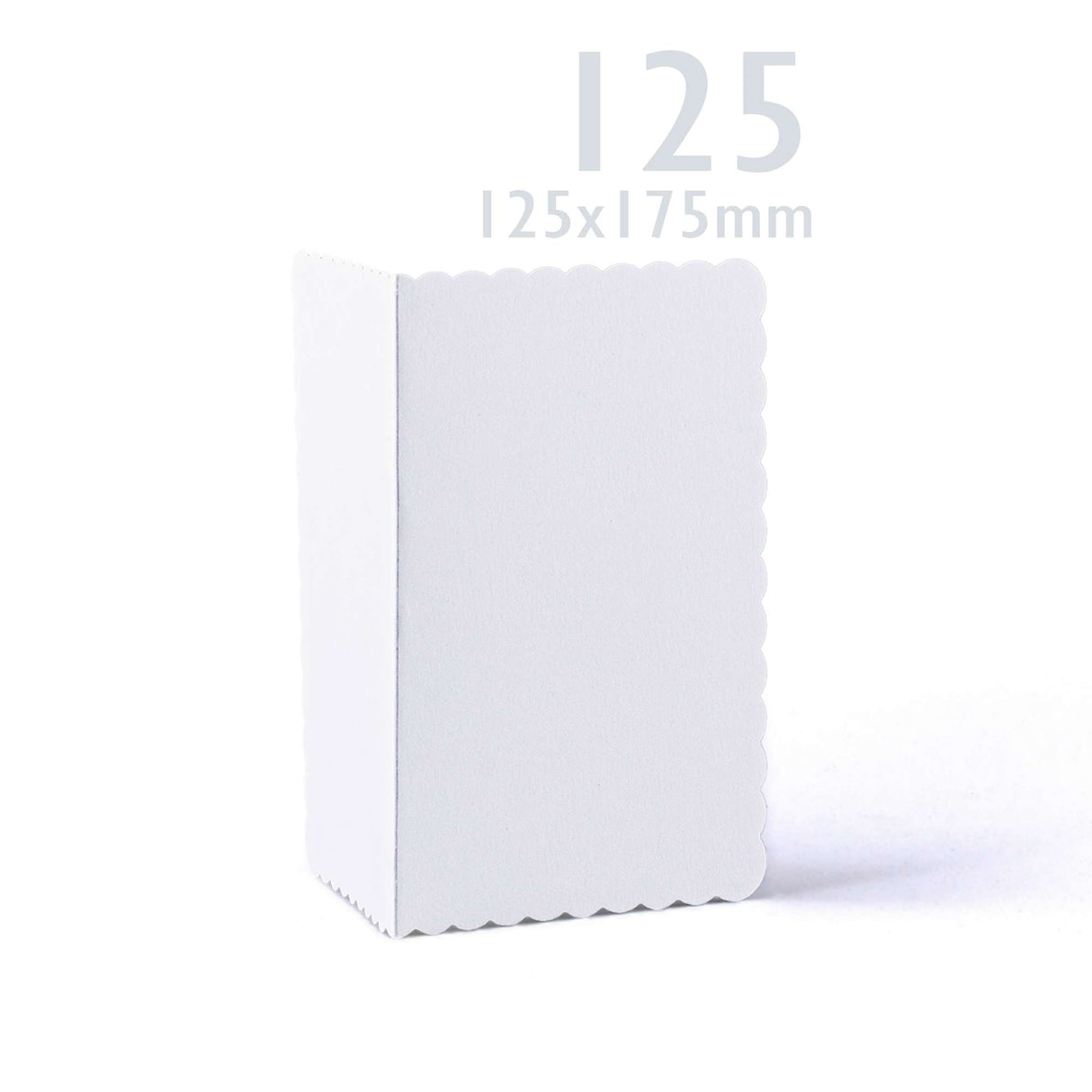 Bijele kartice i omotnice s valovitim rubom – pakiranje